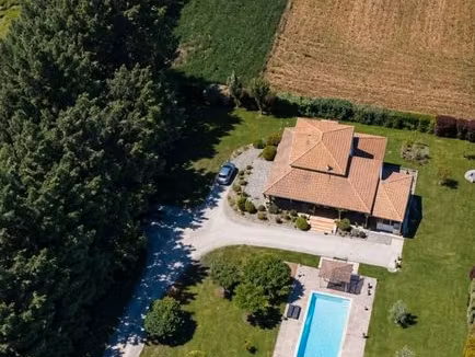 maison familiale avec appartement indépendant  piscine et terrain arboré de 4 500 m² ( + c