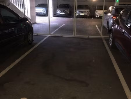 place de parking couverte et sécurisée