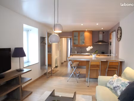 t2 meublé de 43 m² avec terrasse de 9 m² et parking – 1350 eur