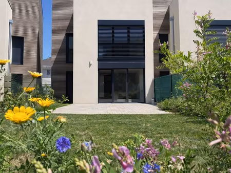maison récente climatisée – 102 m² – 3 ch + mezzanine – dpe b – terrasse rooftop