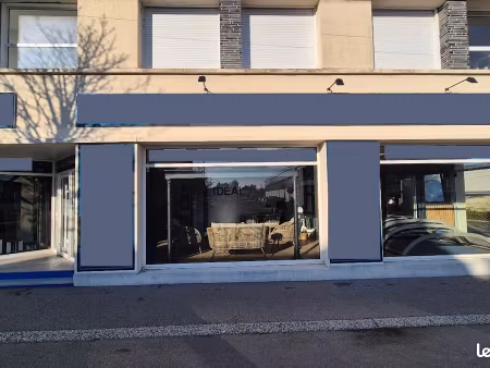 vaste local commercial 190 m² avec parking – saumur très bien placé
