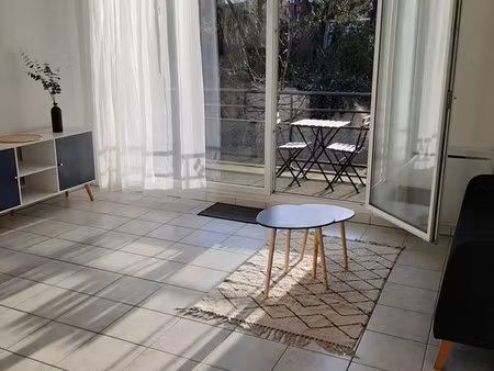 apt. t2 meublé de 43m² (expo. sud/ouest  terrasse  parking)