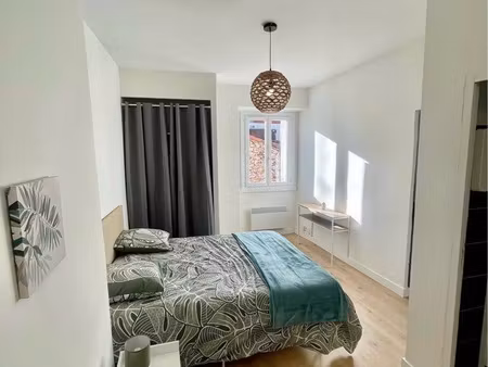 t2 duplex meuble avec cour
