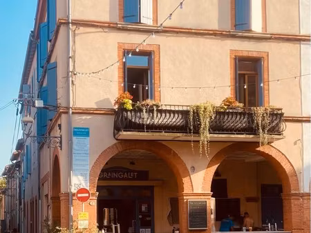 local commercial avec terrasse sous arcades