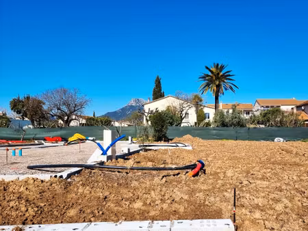terrain 325 m² la crau