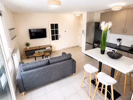 t2 meublé 42 m² – balcon  parking  sans frais d’agence