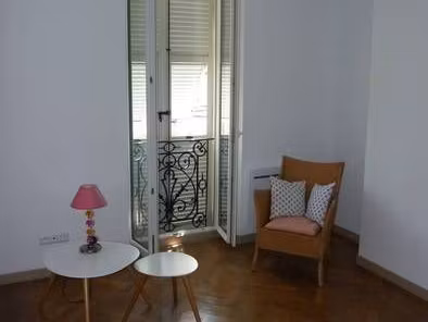 t2 lumineux de 38 m² entièrement rénové – parking privé et cave