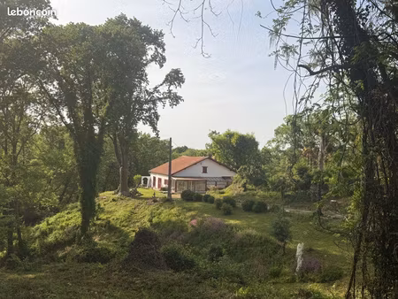 ferme sur domaine et forêt