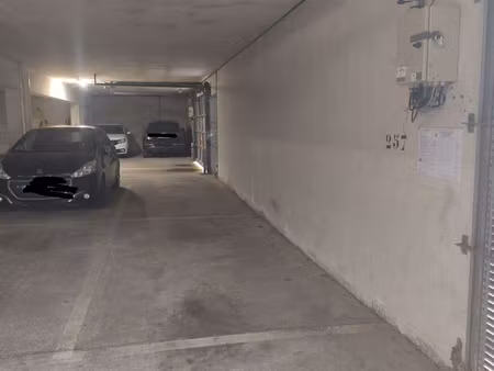place de parking couverte + place libre