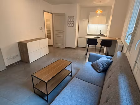 t2 meublé climatisé + terrasse + parking