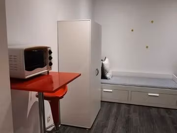 très jolie studio meublé refait à neuf