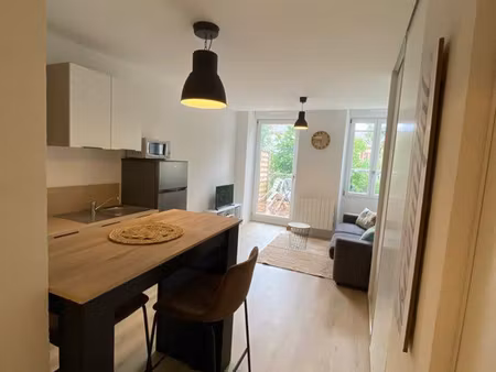 studio meublé avec balcon