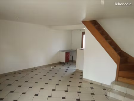 monchy humieres maison piece a vivre avec cuisine 2 chambres 1 bureau avec petite cour fer