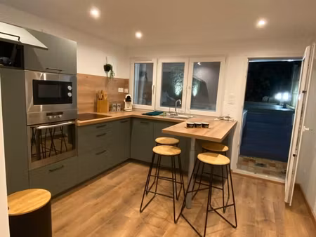 appartement meublé rénové avec extérieur – centre-ville