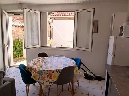 studio meublé 27 m² – centre de vallet – fibre – cour privative – stationnement gratuit – 