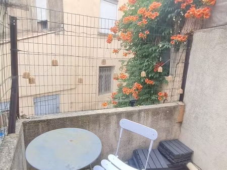appartement t2 meublé + terrasse dans centre du village de la tour d’aigues