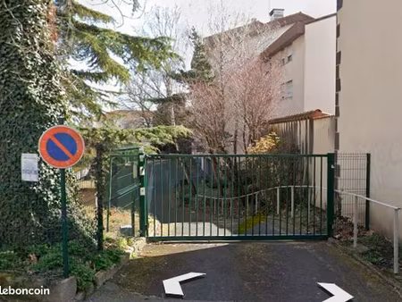 garage fermé 13 m² à louer – centre-ville de riom – proche gare