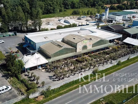 local 2100 m² auch