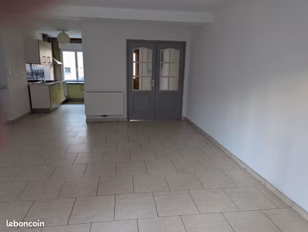 apt 75m2 t3 proximité place poterne avec un parking privé