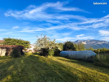 maison de caractère de 169 m2 avec ses annexes ( 180 m2 environ ) et son grand terrain pla