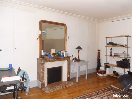 wc  appartement calme  double vitrage  chauffage et eau chaude collectif. equipements :