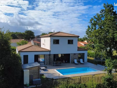 maison avec garage + piscine   terrain clos