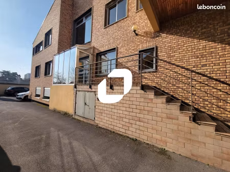 bureau 592 m²