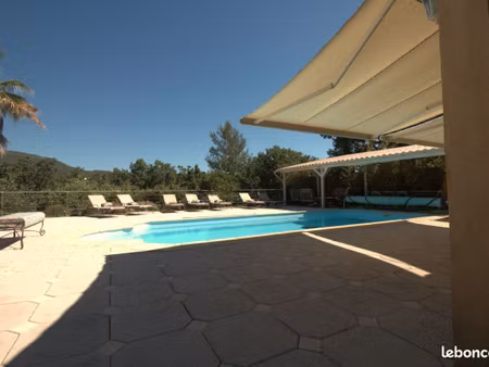 propriété 8 pièces 220 m²