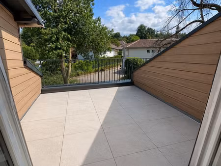 t4 duplex entièrement rénové – 100 m² au sol – 2 terrasses – 2 parkings – quartier calme