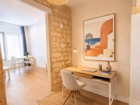 rare-écusson-cabinet / bureau de caractère – place canourgue – 27m²