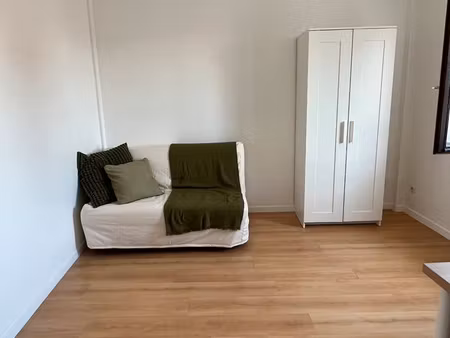 superbe studio meublé entièrement prêt à vivre  idéalement situé  en plein cœur du centre-