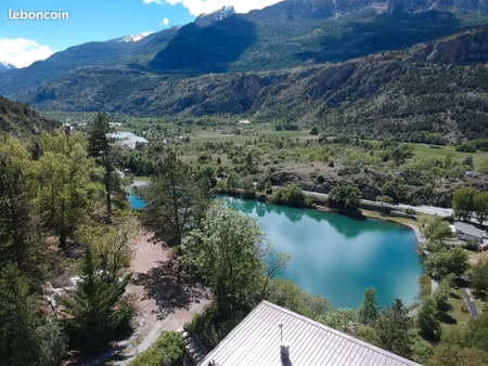 maison sans voisins entre montagnes et lacs