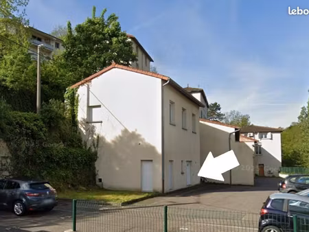 studio 25 m² en rdc entièrement rénové – place de stationnement