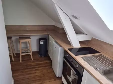 studio meublé de 30 m² entièrement rénové  situé au 2ᵉ et dernier étage d’une petite résid