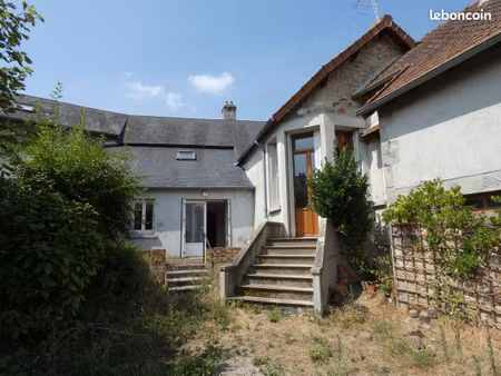 deux jolies maisons de bourg spacieuses  grange attenante  cour  jardin