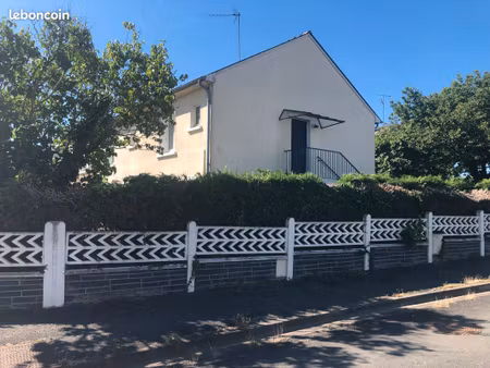 agreable maison de deux chambres sur sous-sol complet et terrain clos