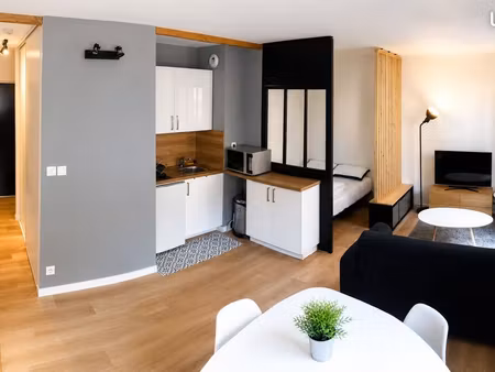t1 meublé de 30 m² avec balcon et parking à bordeaux caudéran