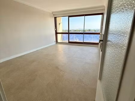 à louer – appartement t4 entièrement rénové avec balcon  parking et cave – le creusot