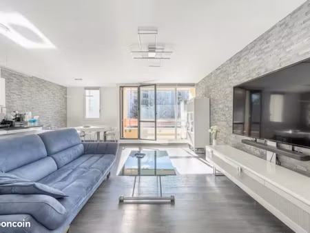 5 pièces avec grand salon de 39 mètres carrés  parking et cave
