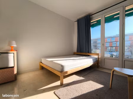 • studio avec grand balcon dans bon quartier et proche transport