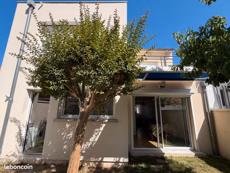 maison avec 5 chambres  entièrement climatisée de 151 m2 dont 19 m2 de dépendances avec in