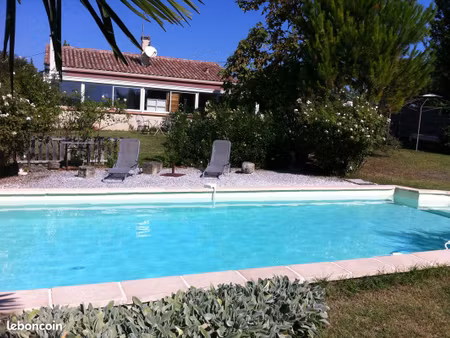 villa avec piscine et jardin