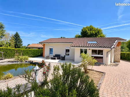 maison 135 m² - terrain 2 029 m² - 4 chambres - bassin - 3 terrasses - montceaux