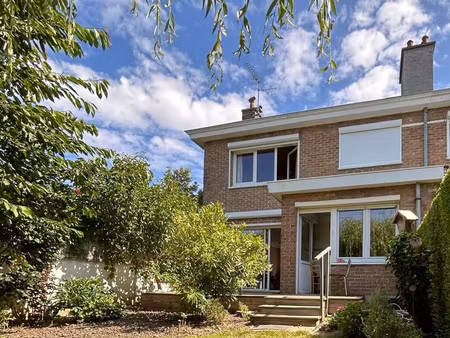 a vendre  charmante maison située à croix dans un quartier calme