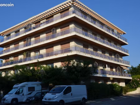 location appt 10 min à pied centre + parking