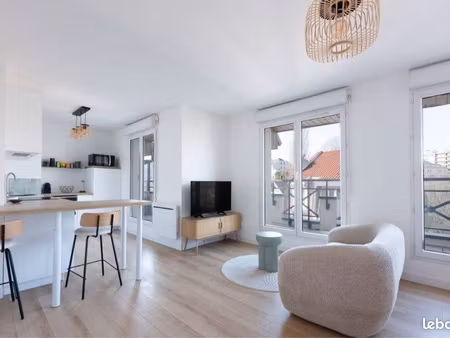 grand studio/t2 lumineux de 35 m² avec balcon filant – dernier étage – secteur buisson (ma
