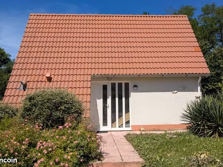 maison  100 m2  sur parc avec piscine  tennis  etc