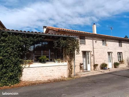 ensemble immobilier ( 2 maisons  atelier   piscine)
