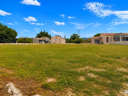 terrain viabilisé de 585m2 à violès 