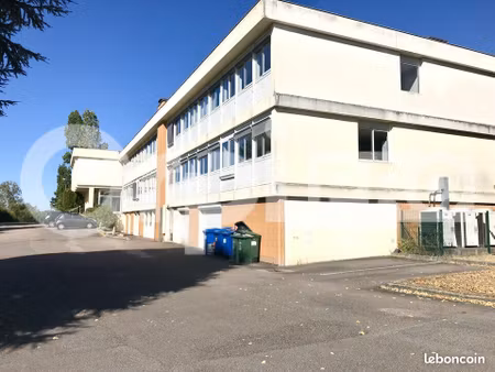 bureau 741 m²